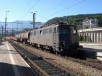 Berner Oberland 2007 - Die SBB Ae 6/6 11513 kam kurz nach IC 919 aus Richtung Interlaken nach Spiez gefahren. Sie wird ihren kurzen Gterzug nun in ein Stumpfgleis drcken und dort mindestens den Mllwaggon abstellen. Und wir brechen zwischenzeitlich in Richtung Brnig auf. Wer brigens den Namen der Lok kennt, darf ihn in den Kommentar schreiben. Leider wurden die Wappen an den Lokseiten nicht nur durch die SBB entfernt.