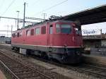 Berner Oberland 2007 - Auf unserer Rundfahrt von Spiez ber Bern und Solothurn nach Spiez sind wir am 19.07.2007 in Burgdorf angekommen. Aus Richtung Bern kam Ae 6/6 11464 nach Burgdorf gefahren und wird sich nun vor einen Gterzug setzen. Wer den Namen der Lok kennt, darf ihn gern ergnzen.