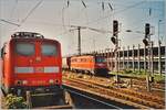 Neben der auf einen neuen Einsatz wartenden DB 151 143-5 erreicht eine Ae 6/6  Kantonslok  mit einem Güterzug den Badischen Bahnhof von Basel.