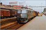 Die SBB Ae 6/6 11512 fährt mit einem Güterzug in Richtung Olten in Aarau durch. 

Analogbild vom September 1984