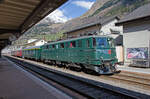 Samstag den 08.04.2023 um 10:53 Uhr in Airolo auf Gleis 1. Soeben ist der SBB Historic Zug des Teams Erstfeld eingefahren. Er fährt von Erstfeld (ab 09:40 Uhr) über Göschenen (an 10:27, ab 10:38 Uhr) – Airolo (an 10:59, ab 11:06 Uhr) nach Bodio (an 12.06 Uhr) und wieder zurück nach Erstfeld. Als Zuglok dient die Ae 6/6 11411 (Ae 610 / 91 85 4610 411-1). Depotzuteilung ist Erstfeld. Sie trägt das Kantonswappen von Zug. Gewicht der Lok: 120 t, Inbetriebsetzung: 1956, Fabriknummer: 4146. Als Anhängelast dienen drei ältere Reisezugwagen; 1. Wagen mit der heutigen Anschrift 50 85 1833 229-3 A CH-SBBH (Baujahr: 1958, Typ EW I, 1. Klasse Wagen). 2. Wagen mit der heutigen Anschrift 50 85 8833 700-8 WR, Frühere Nummer: 50 85 8833 616-6, Nummer nach altem System: 50 85 8833 700-8, Erste Fahrzeugnummer: WR 10133 (Baujahr: 1958, Typ EW I, Speisewagen). 3. Wagen mit der heutigen Anschrift A 2302, Frühere Nummer: 50 85 8933 610-8 SR, Nummer nach alten System: 50 85 1833 584-1, Erste Fahrzeugnummer: A 2585 (Baujahr: 1967, Typ EW II, Salon-Club-Wagen SR 610).