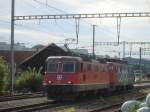 Die Re 4/4 II 11332 hat optische Sch... am Zughaken. Der Kantonslok Ae 6/6 11420  Appenzell Ausserrhoden  hat man der Chromstreifen und des Schnauzes beraubt!Ausserdem trgt sie jetzt das SBB-cargo-Kleid.-Traurig!Pfffikon SZ am 6.09.2007