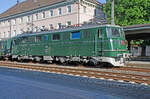 Samstag den 24.06.2023 zwischen 19:01 Uhr und 19:07 Uhr im Bahnhof Schlieren. Auf Gleis 1 in Schlieren fährt der Zug 32558 (Leerfahrt) um 19:01 Uhr welcher von Zürich HB (ab 18:54 Uhr) nach Brugg (an 20:05 Uhr) verkehrt, im Bahnhof von Schlieren ein. Die Weiterfahrt wäre um 19:44 Uhr (Pause für den Lokführer). Weiterfahrt nach Brugg ist jedoch bereits um zirka 19:10 Uhr. Diese Komposition war heute für den Verein EUROVAPOR unterwegs. Motto:  Nostalgie auf Schiene und Wasser“. Publikumsfahrt mit dem Zug ab Zürich HB nach Rorschach an den Bodensee und Fahrt mit dem Dampfschiff  Hohentwiel“ auf dem Bodensee sowie Rückfahrt mit dem Zug ab Rorschach nach Zürich HB. Als Lok diente die SBB Ae 6/6 11407 (91 85 4610 407-9). Baujahr: 1955. Inbetriebsetzung: 1956. Hersteller: SLM, BBC und MFO. Achsfolge: Co’Co’. Leergewicht: 120 t. Höchstgeschwindigkeit: 125 km/h. Fabriknummer: 4142. Dauerleistung (bei 80 km/h): 5'250 PS. Sie wurde 2009 von SBB Historic an den Verein «Mikado 1244» in Brugg (AG) als Leihgabe abgegeben. Das Wagenmaterial bestand aus dem ersten Wagen: = 2. Klasse Wagen 55 85 2035 746-5 B (Verein Mikado = Wagen Nr. 6) sowie aus dem zweiten Wagen: = 1. Klasse Wagen 55 85 1833 605-9 A (Verein Mikado = Wagen Nr. 4). Koordinaten GMS (Grad, Minuten, Sekunden): N 47° 23’ 57.3’’ O 8° 26’ 45.5’’