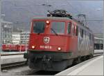 Cargo Ae 6/6 (Ae 610 447-5) fhrt aus Chur aus.