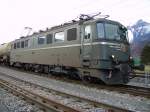 Ae 6/6 11404  Luzern  wartet im bergabebahnhof Domat-Ems auf die Abfuhr der Sgerei Stallinger.