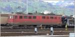 Ae 6/6 11456 wartet mit einem Autozug in Buchs SG auf die Abfahrt. Im Hintergrund der Grabserberg mit seinen verstreuten Hfen. (09.04.2008)