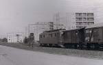 Ganz zuunterst in meinem Archiv gefunden, eines meiner ersten Bahnfotos überhaupt. Ca. 1975 geknipst, zeigt es typisch, dass hier fotografiert wurde, was ich sah, und nicht was ich sehen wollte.
Der damals noch selbstverständlich S/W-Film wurde in der Dunklekammer zu Hause entwickelt und ich habe jetzt noch den Geruch der verwendeten Chemikalien in der Nase, die den Raum erfüllte, als langsam auf dem weissen Fotopapier das Bild Konturen annahm...
Fahrleitungs- und Signalanlagen sind inzwischen modernisiert, und bald wird eine Lärmschutzwand den Blick auf die Strecke Grenchen Süd - Lengnau verwehren, doch auch heute noch fahren zahlreiche Ae 6/6 mit Güterzügen hier vorbei. 