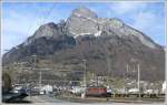 Vor dem Gonzen in Sargans stehen Ae 6/6 11442 und ein Thurbo GTW. (02.02.2009)