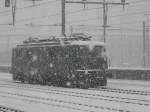 SBB - Ae 6/6  11404 im Schneesturm abgestellt im Bahnhof von Yverdon les Bains am 31.12.2008