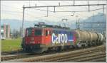 Ae 610 519-1 mit Zementzug nach Buchs SG steht in Sargans. (17.03.2009)