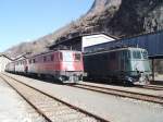 Biasca, sozusagen der Abstellfriedhof der Ae 6/6 die als Ersatztteilspender dienen. Am 17.2.05 standen hier die Ae 6/6 11401  Ticino , 11417  Fribourg , 11485  Thun , 11418  St. Gallen , 11481  La Chaux de Fonds , 11412  Zrich , 11475  Vallorbe  und 11438  Liestal  herum. Bei fast allen fehlt bereits das Schweizer Wappen wie auch das zugehrige Wappen (Kanton)
