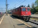 SBB- Cargo: Die Ae 6/6 11490  Rotkreuz  durchfhrt solo den Bahnhof Othmarsingen.