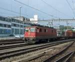 SBB-Cargo: Mit einem  Holzwagen -Gterzug trifft die Ae 6/6 11426  Stadt Zrich  in Langenthal ein.