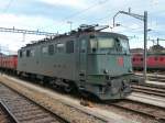 SBB - Ae 6/6 11517 vor Gterzug abgestellt im Bahnhofsareal von Solothurn am 07.06.2009