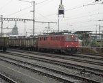 Die Ae 6/6 11446  Bellinzona  stellt sich am 07.12.09 vor einen leeren Eaos-Ganzzug, fr Zuckerrben. (fotografiert in Yverdon-les-Bains)