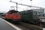 Re 3/3 16442 und Ae 6/6 11427 stehen am 9.