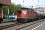 Ae 6/6 11437 aufgenommen am 21.09.2009 in Schwerzenbach, macht sich mit ihrem Minigterzug auf den Weg richtung Zrich.