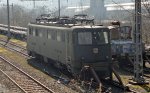 Ae 6/6 Ausserbetriebssetzungen: Alleine steht am 12.03.2010 die Ae 6/6 11435  Fribourg  auf einem Abstellgleis in Bodio. Schden kann man an 20 der 21 Maschinen nicht erkennen wie z. B. bei denen in Biasca. Ob wirklich jede Maschine hergeschleppt wurde ist unklar.