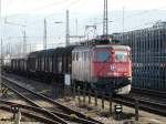 SBB - 610 486-3 vor Gterzug bei der Durchfahrt im Bahnhof Basel Bad Bhf am 19.03.2010