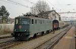 In Biberist wartet am 09.04.10 die Ae 6/6 11513  Wallisellen  auf die Abfahrt nach Solothurn. Im Hintergrund ganz klein macht sich die 610 519-1 auf den kurzen Weg nach Gerlafingen. (fotografiert aus fahrendem Zug)