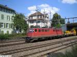 Die Ae 6/6 11456 ''Olten'' zog am 13.7.05 einen Bauzug unter der Stadtrain-Brcke hindurch.