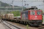 Zug 62365 (Lenzburg-RBL) passiert das Gleis 7 im Bahnhof Killwangen-Spreitenbach. An der Spitze fhrt diese Ae 610 2 Wagen  Bergverbot  inkl. Schutzwagen mit. Diese 3 Wagen drfen den Ablaufberg im RBL nicht passieren.