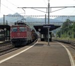 Die Ae 6/6 11430  Gemeinde Schwyz  legt sich am 25.08.10 in Dulliken in die Kurve.