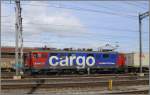 610 492-1 die restaurierte Cargo Version der Ae 6/6 auf der Durchfahrt in Pratteln. (16.09.2010)