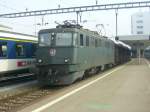 Die Ae6/6 11459 steht am Vormitag des 14.10.2005 mit einem Holzzug In Langenthal am Gleis 21.