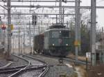 SBB - Ae 6/6 bei Rangierfahrt im Gterbahnhof Biel am 15.02.2011 .. (Standpunkt des Fotografen im alten Bahnhof Biel-Mett)