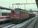 SBB - Ae 6/6  11464 vor Gterzug um 07.40 Uhr im Bahnhof Interlaken Ost am 25.02.2011