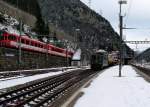 Meterspur und Normalspur in Gschenen:
Links zu sehen die Meterspur mit dem Steuerwagen MGB ABt4152 des Zuges R620, der gerade (von der MGB 94 Deh4/4II gefhrt) von Andermatt hinunter nach Gschehen fhrt.

Rechts ist auf Normalspur die SBB Ae6/6 11479 (ehemals 'Visp') im Bahnhof unterwegs.

25.01.2011 Gschenen 