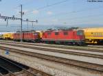 Die Re 4/4'' 11247 und Ae 6/6 11470 ''Brugg'' stehen am 26.4.2011 in Yverdon-les-Bains.