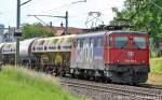 Die Ae 610 482-8 fhrt mit einem Zementzug durch den Bhf Wauwil am 20.