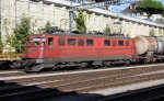 Die SBB Ae6/6 11419  Appenzell I(oder A) Rh  mit Zementwagen abfahrbereit im Bahnhof Spiez.