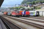 Die Ae6/6 11426 und die Am843 060-5 stehen mit Gterlast am Haken stehen am 20.06.2011 in Spiez neben abgestellten BLS B-Lego.