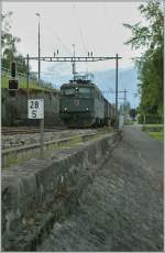 Die Ae 6/6 11514 mit einem Gterzug beim Kilometer 28.4 auf der Fahrt nach Lausanne. 28.Juli 2011