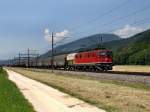 Die Ae 6/6 11426 am 28.06.2011 mit einem Gterzug unterwegs bei Oensingen.