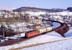 Vor dem Bau der Lrmschutzwnde: Ae6/6 11416 rollt bei Zeihen den Bzberg hinab, 27.02.2004.