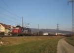 Die Ae 610 492 mit einem Gterzug zwischen Otelfingen Golfpark und Otelfingen, 17.01.2012.