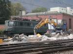 Kantonslok Aargau Ae 6/6 Nr 11407 steht vor dem Lokdepot SBB in Chur. Im Vordergrund wurde soeben Stellwerk II abgebrochen. (04.11.2004)