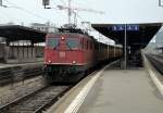 Die Ae 6/6 11464  Erstfeld  durchfhrt am 13.11.2012 mit einem Postzug den Bahnhof Oerlikon.