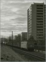 Die SBB Ae 610 486-3 mit einem Güterzug Richtung Soloturn zwischen Lengnau und Grechen Süd.