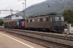 SBB: Die Ae 6/6 11465 wartet am 9. Oktober 2013 in Onsingen auf ihre Weiterfahrt. Ausnahmsweise wird der Tm 98 85 5 232 233-7 CH - SBB C mitgefhrt.
Foto: Walter Ruetsch