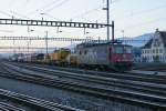 SBB: ABENDSTIMMING auf dem Hauptbahnhof Solothurn am 24. Oktober 2013. Die Ae 6/6 610 496-2 mit einem ausserordentlich langen und bunt zusammengestellten  Gterzug kurz vor der Abfahrt nach Zrich. Das alte Zeughaus im Hintergrund stammt aus dem Jahre 1907.
Foto: Walter Ruetsch