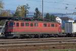 SBB CARGO: Drei Lokgenerationen warten am 26. Oktober 2013 im Hauptbahnhof  an der Sonne  auf ihren nchsten Einsatz. Die rote Ae 6/6 11419 mit Silberstreifen gilt seit der Wiederinbetriebnahme als sehr seltener Gast im Hauptbahnhof Solothurn. 
Foto: Walter Ruetsch