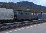 SBB: Ae 6/6 11501 wartet bei einem Zwischenhalt in Oensingen vor dem Rotlicht die Weiterfahrt in Richtung RB Zrich-Limmat-Tal ab. Seit der Umstellung auf die Winterzeit sind die Fototage wieder um einiges krzer geworden, was sich leider sehr negativ auf die Aufnahmen der interessanten Abenzge auswirkt. Mit etwas Fotografenglck war die Aufnahme vom Montag den 28. Oktober 2013 (ein Tag nach der Zeitumstellung) dennoch mglich.
Foto: Walter Ruetsch