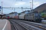 SBB: Ae 6/6 11501 wartet bei einem Zwischenhalt in Oensingen die Weiterfahrt in Richtung RB Zrich-Limmat-Tal ab.