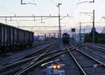 SBB: Bahnhof Oensingen in der Abenddmmerung am 9. November 2013. Die Ae 6/6 wartet auf die Weiterfahrt nach Solothurn-HB. Nebst dem roten Schlusslicht stehen zur Zeit der Aufnahme auch smtliche Ausfahrtssignale auf rot.
Foto: Walter Ruetsch