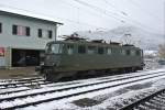 Die Ae 6/6 11501 wartet in Oensingen auf ihre Güterlast. Einst schon ausrangiert, ist sie heute wieder unentbehrlich aus dem täglichen Betrieb, 22.11.2013.